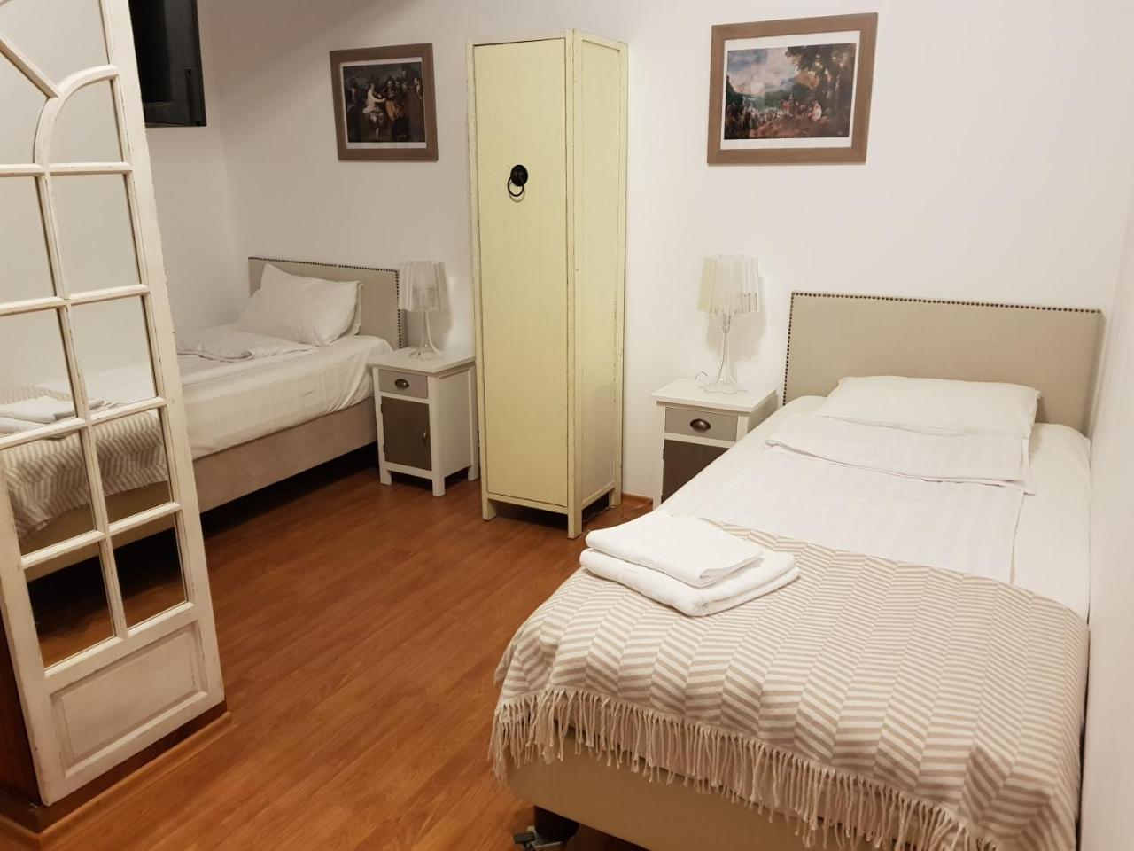 Nonna Mia Hotel Bucarest Esterno foto