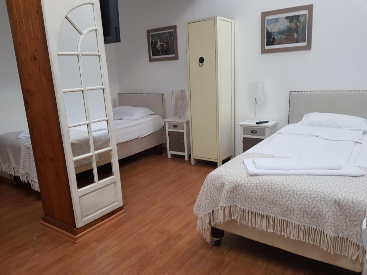 Nonna Mia Hotel Bucarest Esterno foto